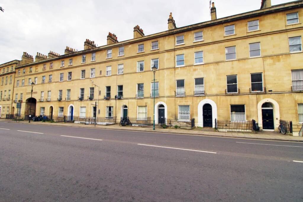 Spacious Georgian 3Bedroom Apartment- 10 Minute Walk To The River Avon, Roman Baths And Bath Abbey バース エクステリア 写真